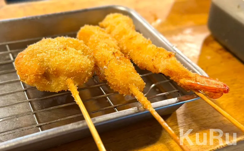 あげあげの串揚げ。左からホタテ、イカ、海老